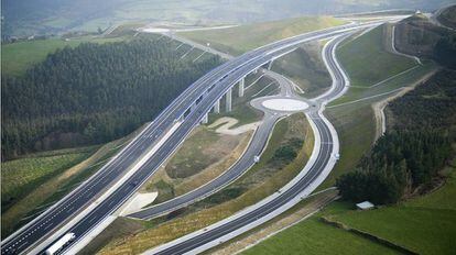 Vista aérea de la autovía del Cantábrico.