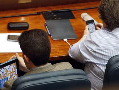 Los diputados Bartolom&eacute; Gonz&aacute;lez y Mar&iacute;a Isabel Redondo en plena partida. 