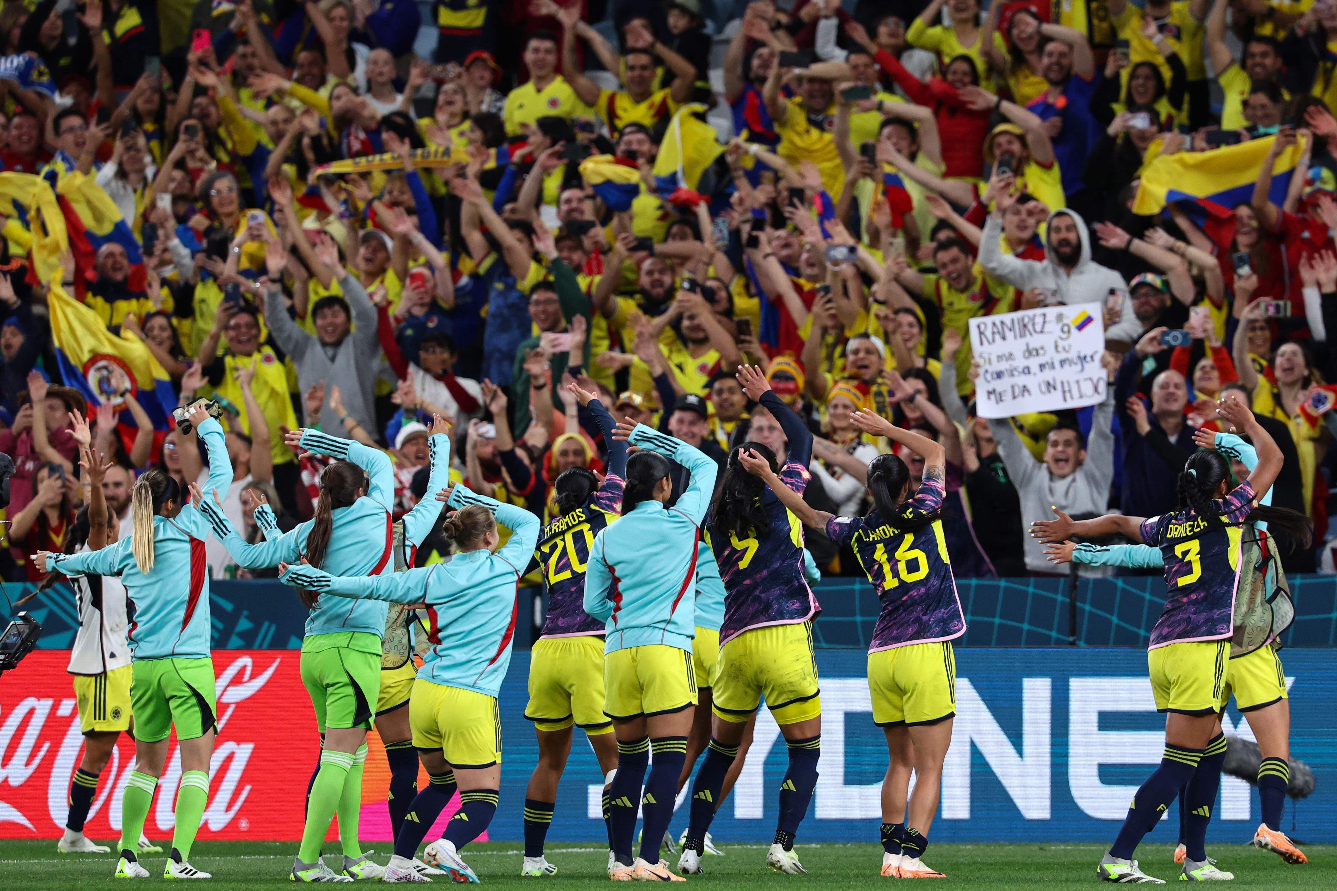 Las jugadoras de Colombia celebran con los aficionados tras el final del partido del Mundial entre Australia y Nueva Zelanda, el 30 de julio