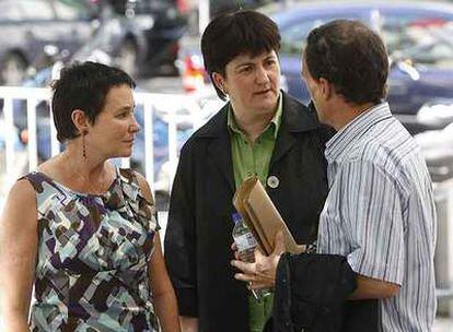 La diputada del PCTV Nekane Erauskin (centro) y la abogada Jone Goirizelaia, al salir del Supremo.