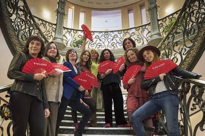 From the left, the filmmakers Patricia Ferreira, Cristina Andreu (vice president of CIMA), Virginia Yagüe (president of CIMA), Paula Ortiz, Inés París (president of the SGAE Foundation), Chus Gutiérrez, Belén Macías, Daniela Fejerman and Leticia Dolera with the red fans in favor of equality in Spanish cinema in 2018.