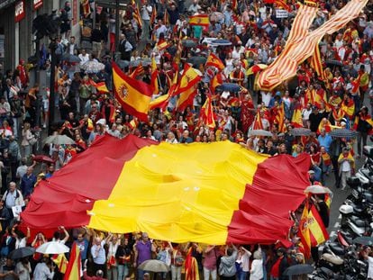 Un grupo de gente ondea banderas espa&ntilde;olas y senyeras en Barcelona, el pasado 30 de septiembre.