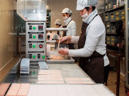 La emprendedora rural Isabel Félez, junto a dos de sus trabajadoras en su fábrica de chocolates artesanos en Alcorisa, un pequeño pueblo de Teruel.