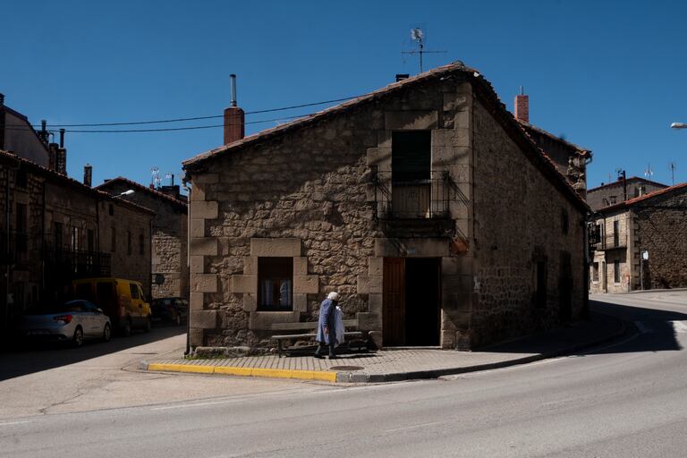 Una mujer recoge la ropa que tenía tendida en la calle en Covaleda (Soria) este viernes.