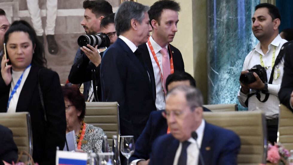 El secretario de Estado de EE UU, Antony Blinken, de pie, ante el ministro de Asuntos Exteriores ruso, Sergei Lavrov, (sentado) en el  G-20 celebrado en Bali el pasado noviembre. 