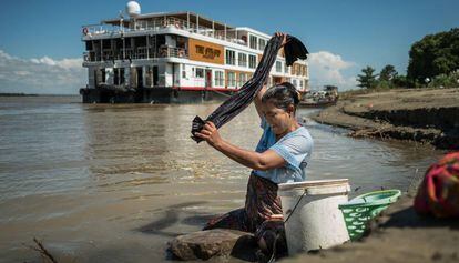 Las mujeres del poblado de Irawadi llevan la ropa usada de sus casas a la orilla del río. Allí, junto al lugar donde atraca el crucero de lujo The Strand, hacen su colada cada mañana.
