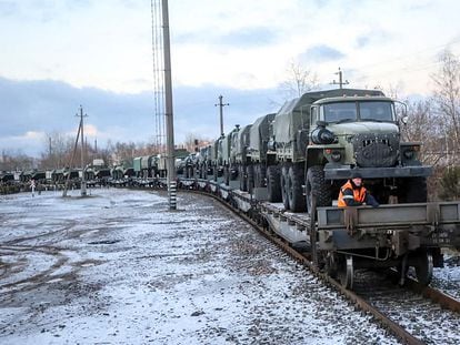 Transporte de vehículos militares rusos este martes para hacer maniobras en Bielorrusia, país fronterizo con Ucrania.