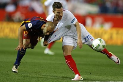 Javier Mascherano durante la falta al jugador del Sevilla, Gameiro, por la que ha sido expulsado.