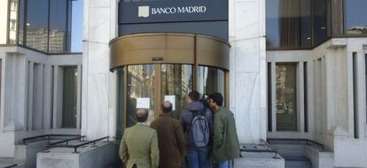 Varios clientes leen el comunicado del Banco de España en donde informa sobre el cierre del Banco Madrid, tras señalamientos de lavado de dinero de su matriz Banco Privado de Andorra. Elida Rodríguez