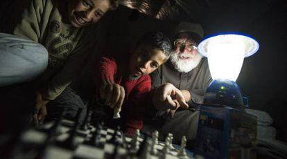 Kareem y sus nietos juegan al ajedrez en el campo de refugiados sirios de Al Azrq, en Jordania.