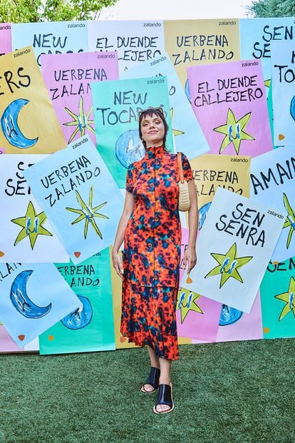 La actriz de Élite Martina Cariddi, posando frente al photocall que diseñó Pepo Moreno.