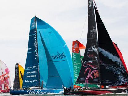 La flota de la Volvo, durante la regata costera en Lisboa