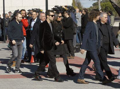 Puyol, Cesc y Andrés Iniesta, a su llegada a la capilla ardiente.