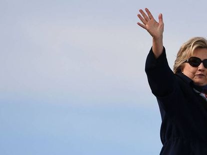 Hillary Clinton embarca en un avi&oacute;n en White Plains (Nueva York)