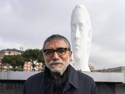 Jaume Plensa el 2018 davant de l'escultura 'Julia' a la plaça de Colón de Madrid.