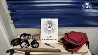 Objetos incautados a los pandilleros detenidos el sábado en el distrito Ciudad Lineal de Madrid.