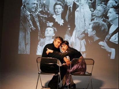 Los actores Eduard y Greta Fernández, durante una proyección improvisada de 'Qué bello es vivir'.