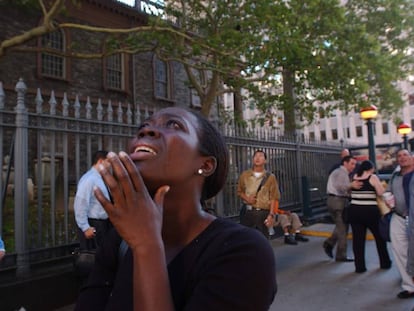 Una mujer mira a las Torres Gemelas el 11-S en Nueva York.