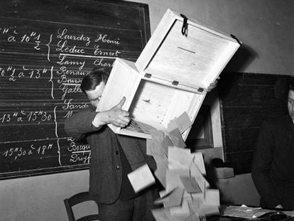 Recuento de votos tras unas elecciones en Francia en 1956.