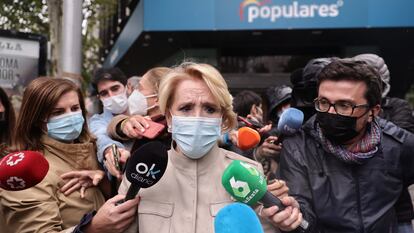 Esperanza Aguirre, expresidenta de la Comunidad de Madrid y del PP regional, sale de la sede nacional del partido el pasado 29 de octubre.