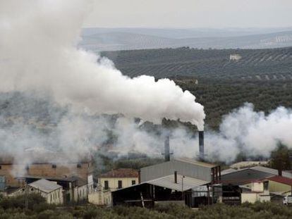 Emisiones de humos en la orujera de Martos (Ja&eacute;n).