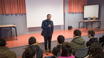 Mourad Benchellali dando una conferencia en un instituto en la localidad de Amboise, en el centro de Francia, el pasado 4 de abril.