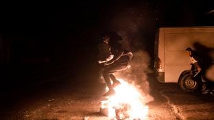 Para calentarse durante la noche antes de que den las 12 y salga la gente a la calle con petardos y fuegos artificiales, los chavales se calientan con pequeñas hogueras en la calle.