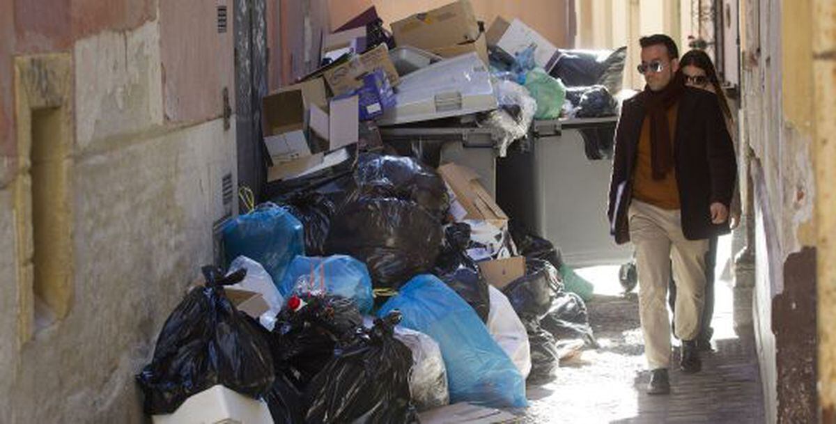 La basura empieza a acumularse en las calles de Málaga por la huelga ...