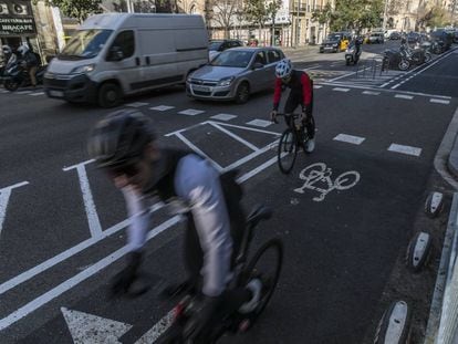 Ciclistes al carril bici del carrer Aragó.