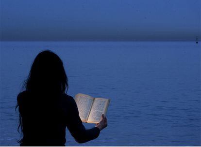 La lectura en agosto en la playa o a la sombra de un árbol "tiene algo de inmediata felicidad física", dice Muñoz Molina.