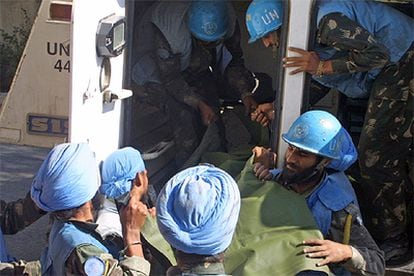 <i>Cascos azules</i> indios trasladan el cadáver de uno de los observadores de la ONU muertos en Jiam en un bombardeo israelí.