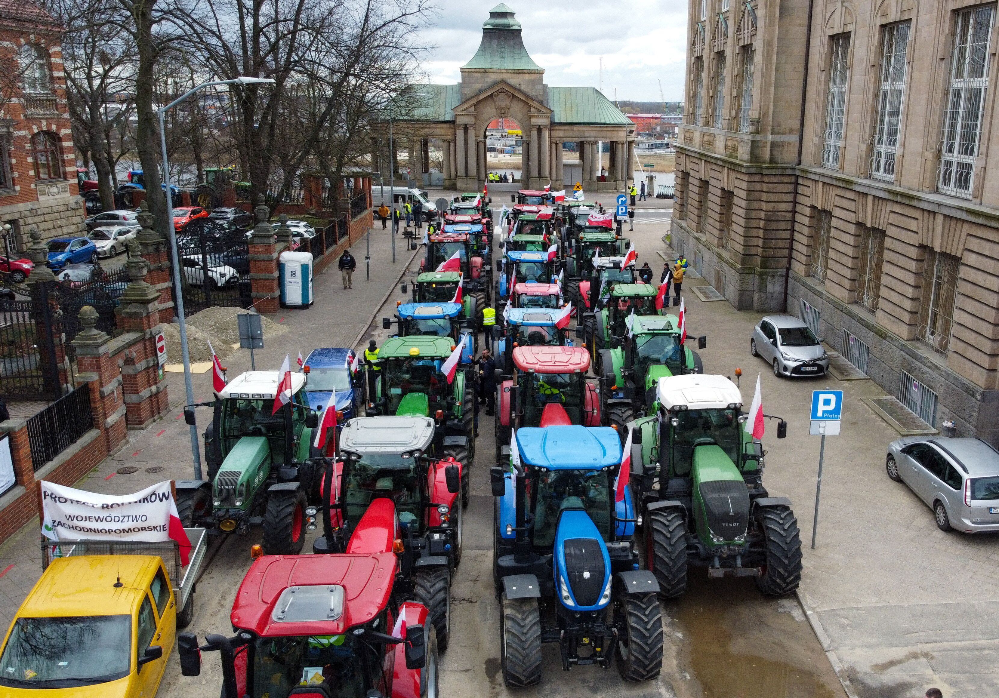Protesta de agricultores polacos con sus tractores contra la entrada de grano ucranio, en la ciudad de Szczecin, en el noreste del país, el lunes.  