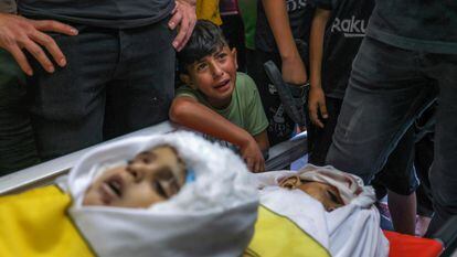 Funeral por los cuatro niños de la familia palestina Nayam, el lunes en Yabalia (Gaza).