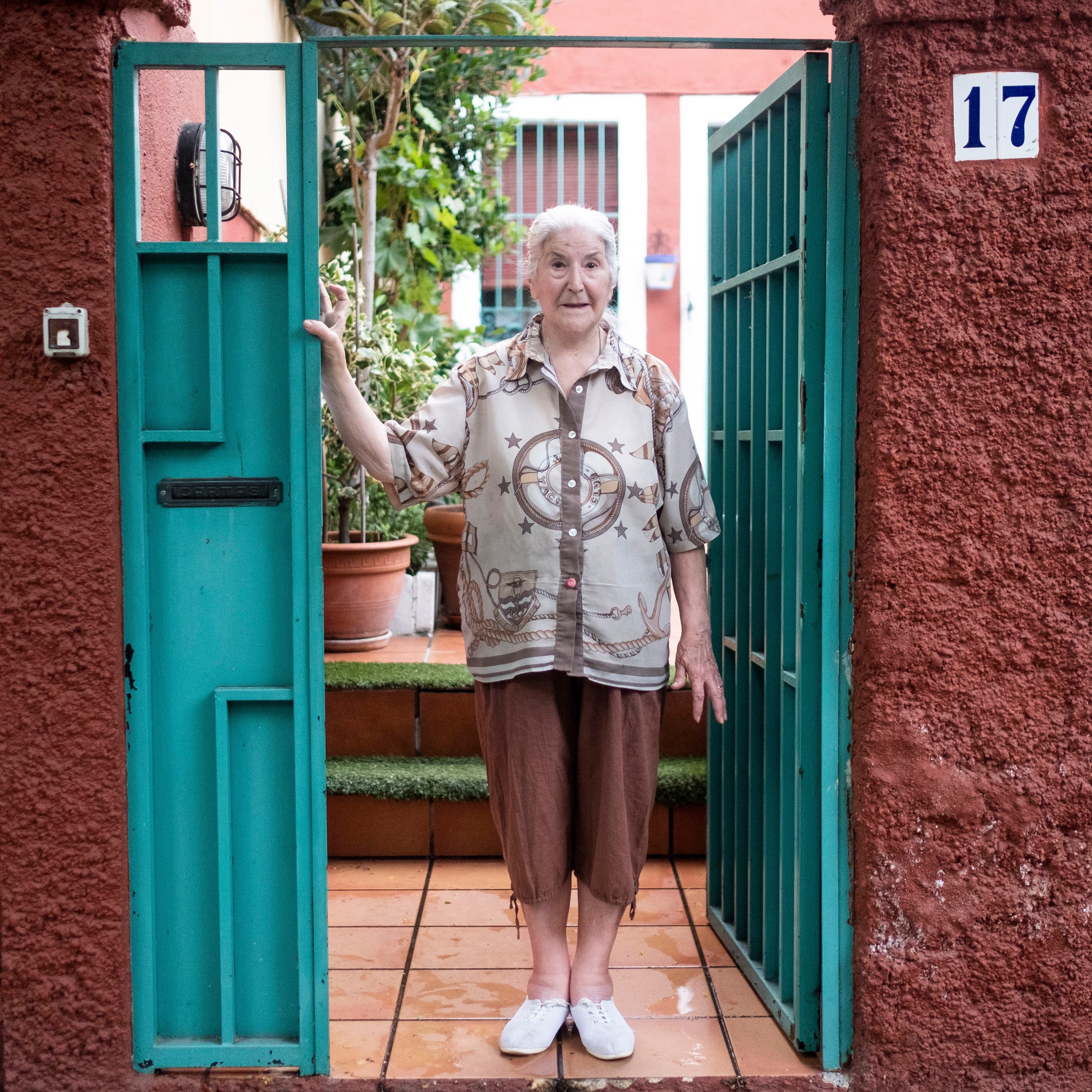 Antonia Delgado (89 años) en la puerta de su vivienda de la colonia de la Propiedad.