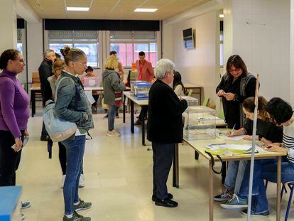 Varios votantes hacían cola el domingo para ejercer su derecho al voto en un colegio electoral de Oviedo.