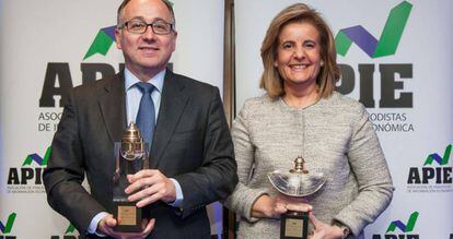 Luis Gallego, presidente de Iberia, premio Tintero de la APIE, junto a F&aacute;tima B&aacute;&ntilde;ez, ministra de Emplo, premio Secante.  
