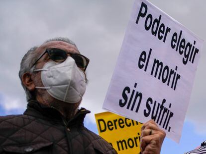 Manifestantes se concentraban a favor de la aprobación de la ley de eutanasia en la Puerta del Sol en Madrid, en marzo de 2021.