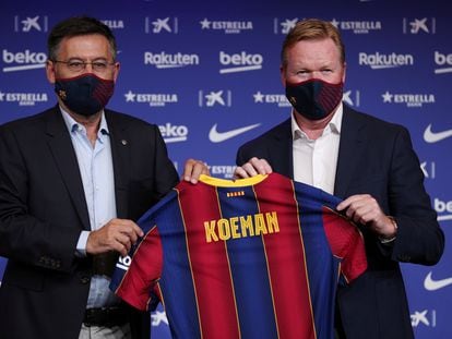 Koeman, junto a Bartomeu, el día de su presentación como entrenador del Barcelona.