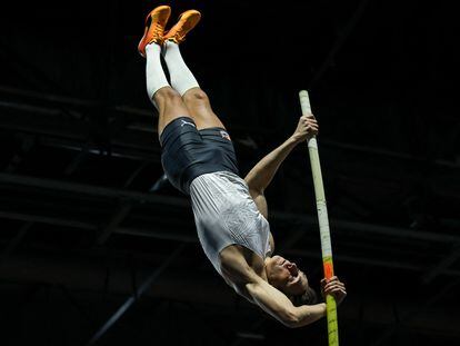 Duplantis, el sábado durante el salto que concedió el récord.