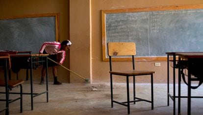 Una niña barre un aula en la Escuela Nacional de Furcy, a dos horas de Puerto Príncipe (Haití).