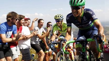  Esteban Ch&aacute;ves, perseguido por Contador, en los &uacute;ltimos metros del ascenso a La Camperona.