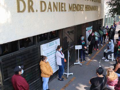 Familiares esperan afuera del hospital de La Raza, al norte de Ciudad de México.