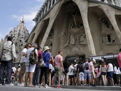 Cola de turistas en la Sagrada Familia de Barcelona.