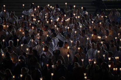 Un grupo de curas alzan sus velas durante la procesión en Fátima, el 12 de mayo.
