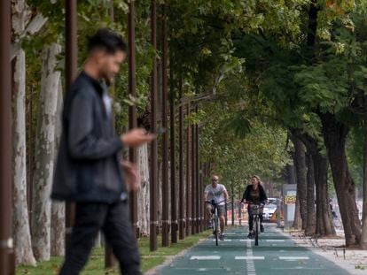 Dos personas paseaban en bicicleta, el lunes en Sevilla.