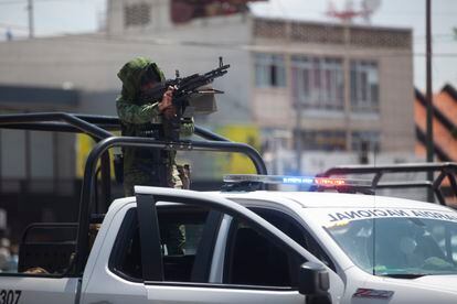Un elemento de la guardia nacional apunta su arma durante el operativo en las calles de Irapuato.