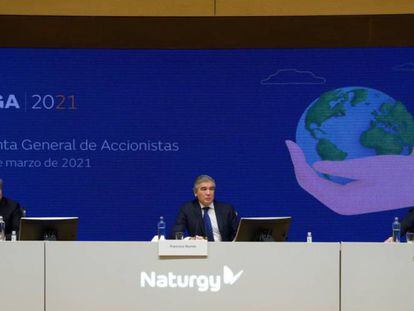 Francisco Reynés, presidente de Naturgy (centro), en la junta general de 2021.