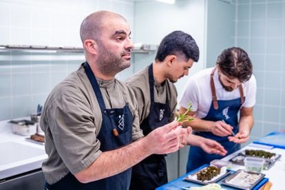 Vasco Coelho considera que la educación de los comensales forma parte del menú y explica la procedencia de cada ingrediente. A su lado, el sub-chef, João Costa, y el gerente de Peixaria by Euskalduna, Hélder Figueiredo, le ayudan a con las elaboraciones.