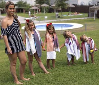 Estefanía Jaén, con sus cuatro hijos en la piscina de Umbrete.