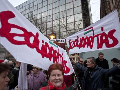 Manifestaci&oacute;n contra el cierre de Klubr&aacute;dio en Budapest. 